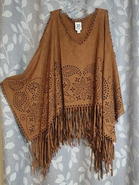 ivy jane Laser-Cut Fringe Poncho in Cognac Brown size OS